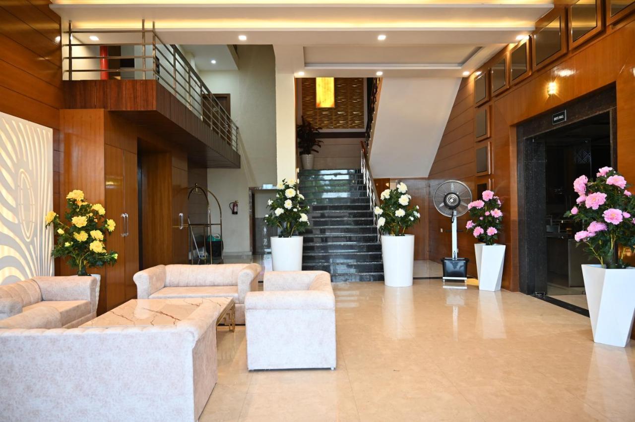 Hotel Vasdaa Grand デヘラードゥーン エクステリア 写真