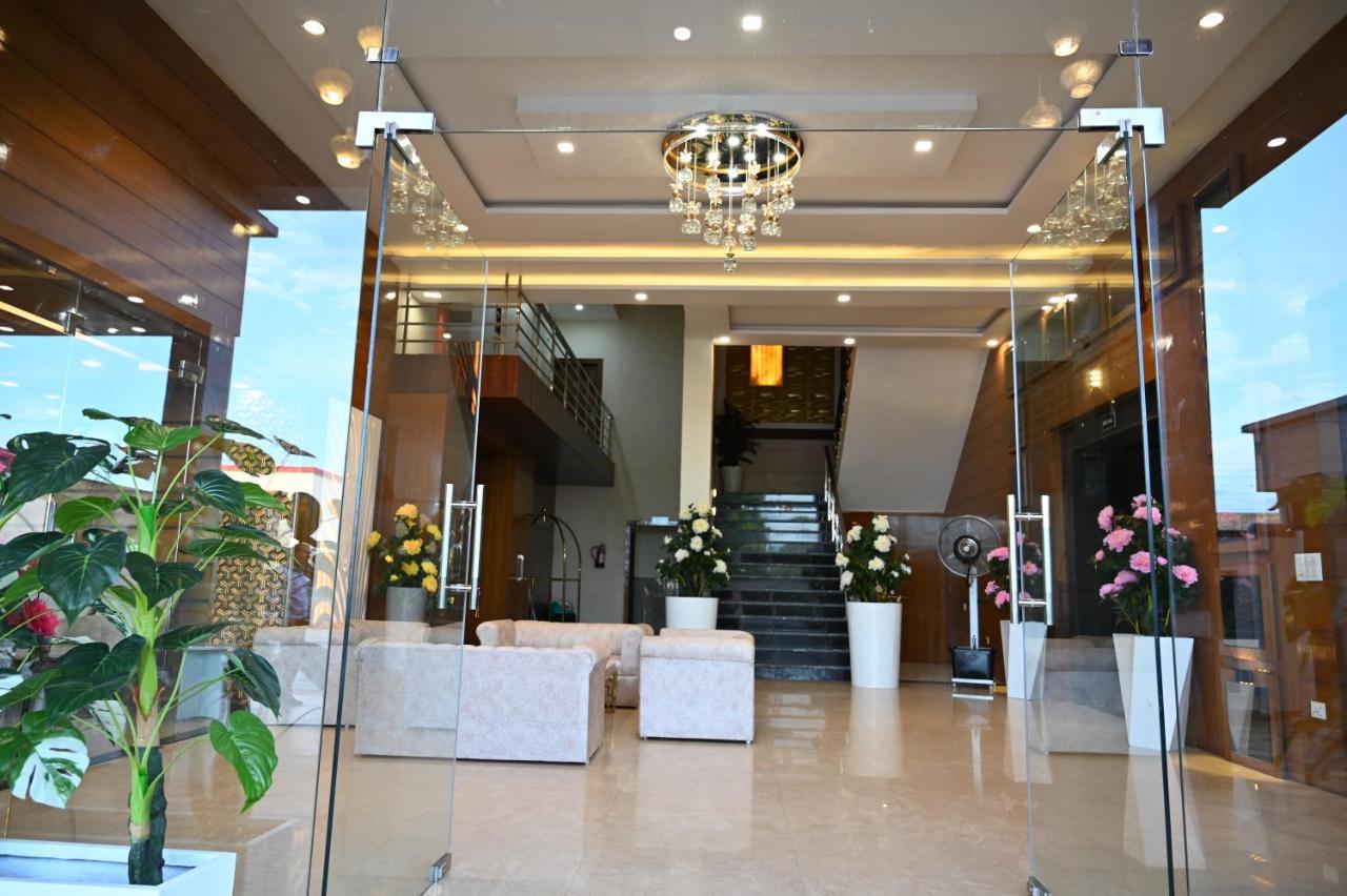 Hotel Vasdaa Grand デヘラードゥーン エクステリア 写真